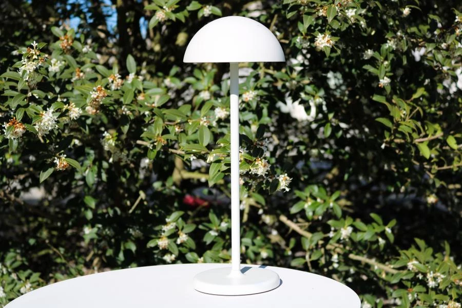 Lucide JOY - Oplaadbare Tafellamp Buiten - Accu/Batterij - Ø 12 cm - LED Dimb. - 1x1,5W 3000K - IP54 - Wit - sfeer 2